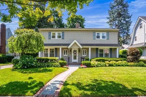 60 Poplar St, Garden City, NY 11530