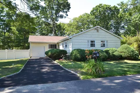 152 Elroy Ave, Holbrook, NY 11741