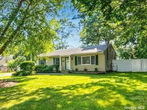 559 Rowlinson Dr, Shirley, NY 11967
