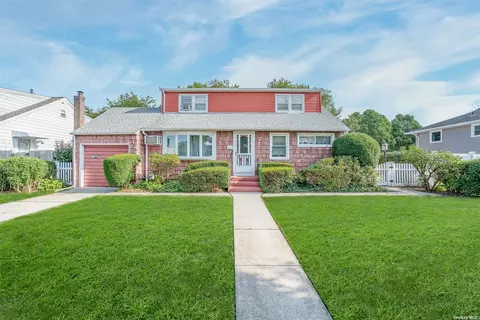 60 Sunrise St, Plainview, NY 11803