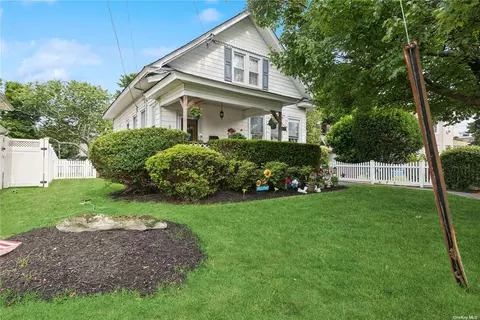 16 Nelson St, Farmingdale, NY 11735