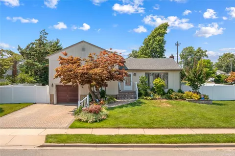 2 York Ave, Bethpage, NY 11714