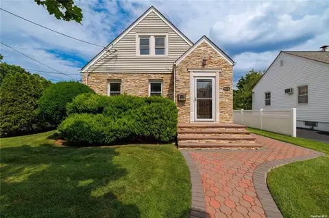 72 Moore St, New Hyde Park, NY 11040