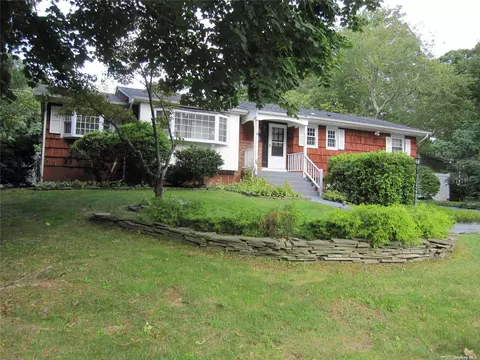 6 Merlin Ln, Setauket, NY 11733