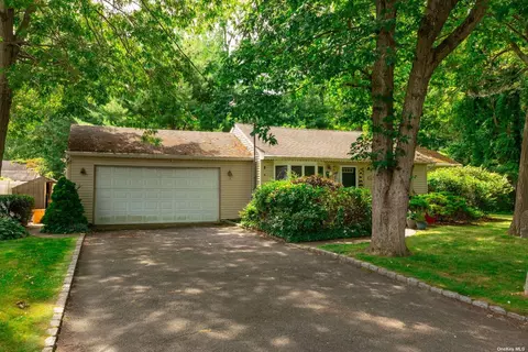 6 Rowe Pl, Bay Shore, NY 11706