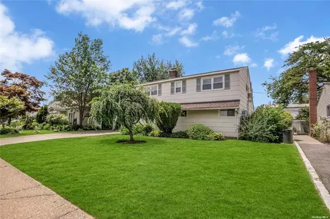24 Middle Ln, Westbury, NY 11590
