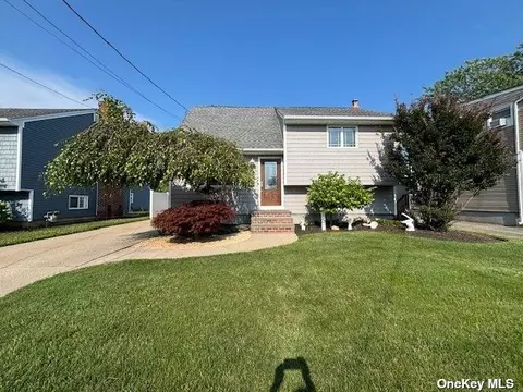 125 East Dr, Copiague, NY 11726