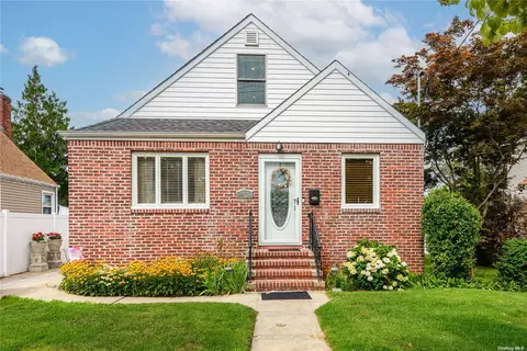 84-20 262nd St, Floral Park, NY 11001