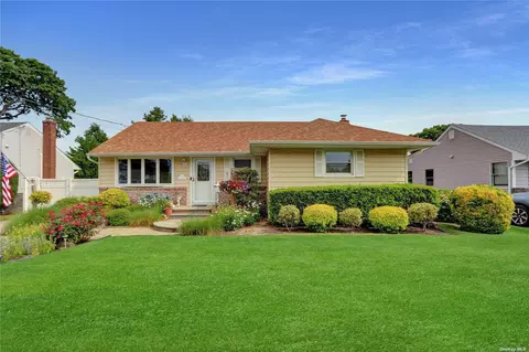3915 Lincoln St, Seaford, NY 11783