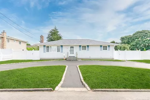 52 Bedell St, Lindenhurst, NY 11757