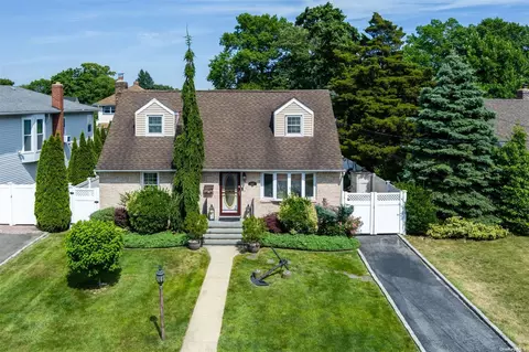 2207 Willow St, Wantagh, NY 11793