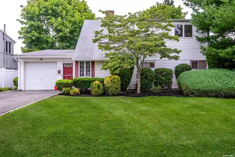124 Tardy Ln, Wantagh, NY 11793