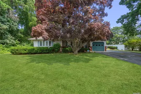 27 Seal Rd, Islip Terrace, NY 11752