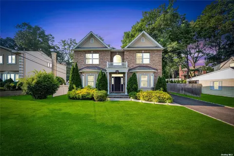 170 Nassau Dr, Albertson, NY 11507