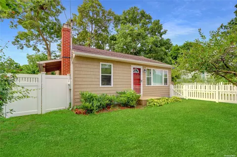 30 Prassan St, Patchogue, NY 11772