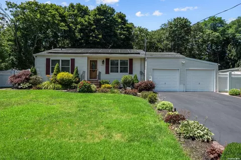 708 Amsterdam Ave, Patchogue, NY 11772