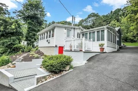 120 Hallock Landing Rd, Rocky Point, NY 11778