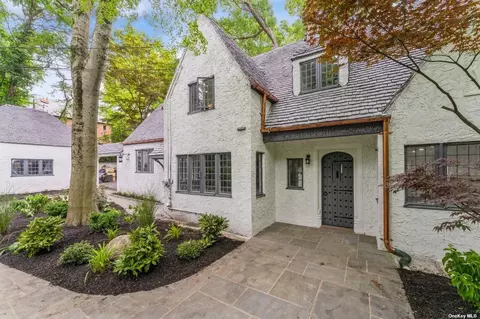 211 Downing Ave, Sea Cliff, NY 11579