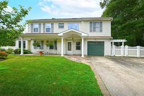 16 Marc Dr, Ridge, NY 11961