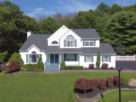 21 Bailey Ln, Manorville, NY 11949