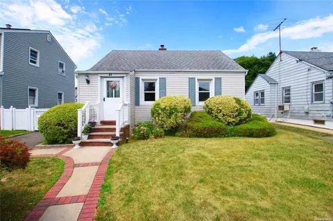 31 Moore St, New Hyde Park, NY 11040