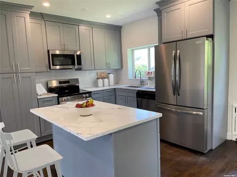 493 S 4th St, Lindenhurst, NY 11757