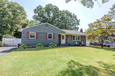 5 Seneca Trl, Ridge, NY 11961