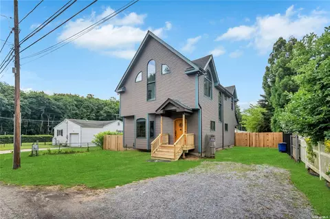 113 15th St, Wading River, NY 11792