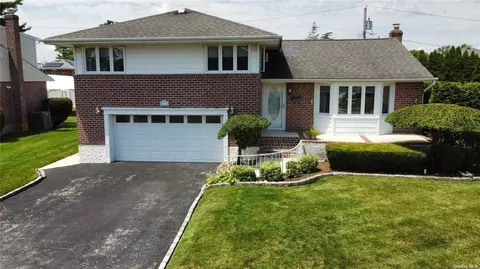 6 Balsam Dr, Hicksville, NY 11801