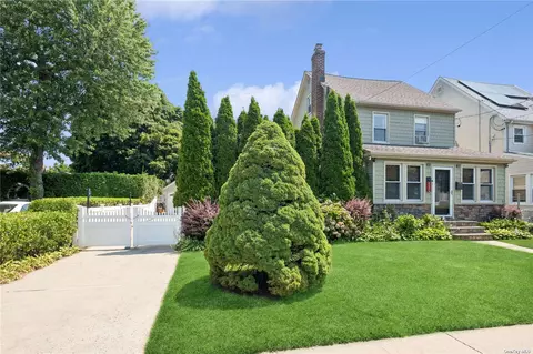 324 Wellington Rd, Mineola, NY 11501