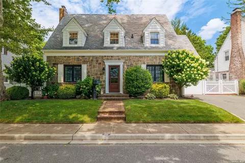 39 Midwood Rd, Rockville Centre, NY 11570