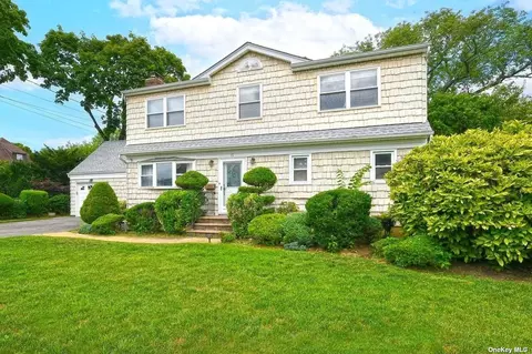 15 Columbia Pl, Merrick, NY 11566