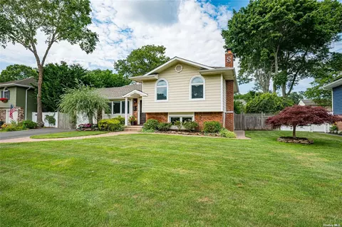 15 Tracy Ln, East Islip, NY 11730