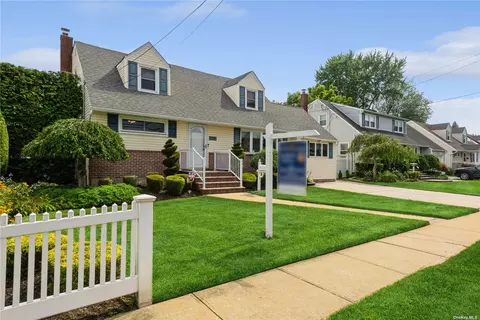 3792 Park Ave, Seaford, NY 11783