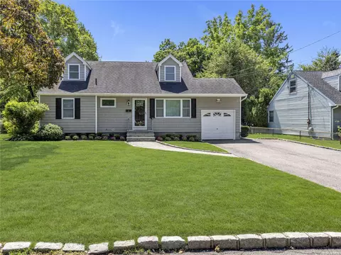 8 Aldrich St, Huntington Station, NY 11746