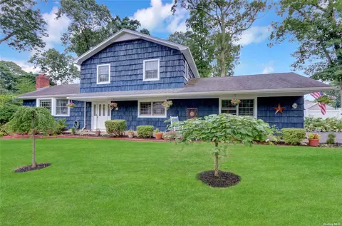 16 Blinkerlight Rd, Stony Brook, NY 11790
