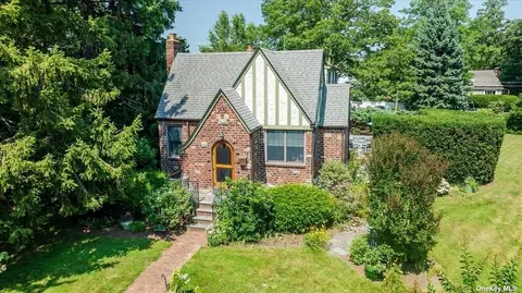 356 Lakeview Ave E, Brightwaters, NY 11718