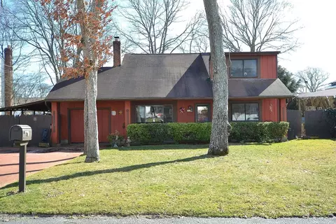 134 Alcolade Dr, Shirley, NY 11967