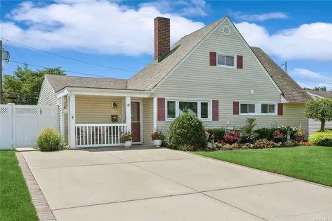 8 Wisteria Ln, Wantagh, NY 11793