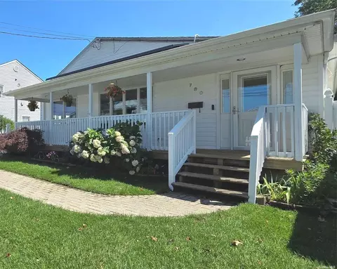 780 S 5th St, Lindenhurst, NY 11757