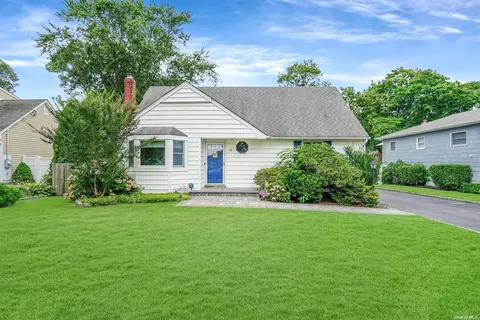 18 Chester St, Lake Grove, NY 11755
