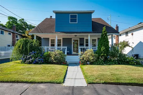 54 Boulevard Ave, Greenlawn, NY 11740