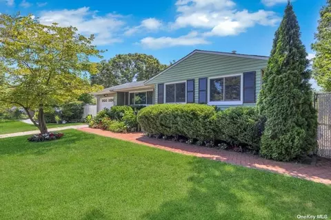 11 Hunter Ln, Centereach, NY 11720
