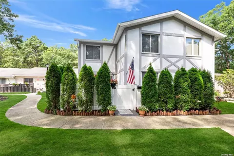 552 Blue Ridge Dr #552, Medford, NY 11763