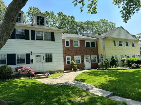 715 Towne House Vlg #715, Hauppauge, NY 11749