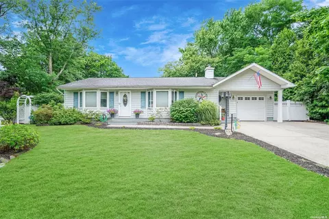 24 Stuart Dr, Coram, NY 11727
