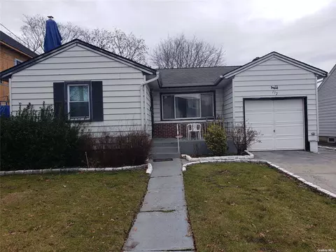 172 Rushmore St, Westbury, NY 11590