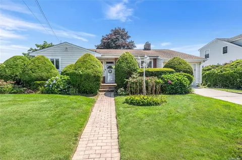 70 Harding St, Copiague, NY 11726