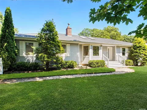 29 S Country Rd, Westhampton Beach, NY 11978