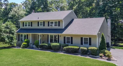 18 Washington Ave, East Setauket, NY 11733